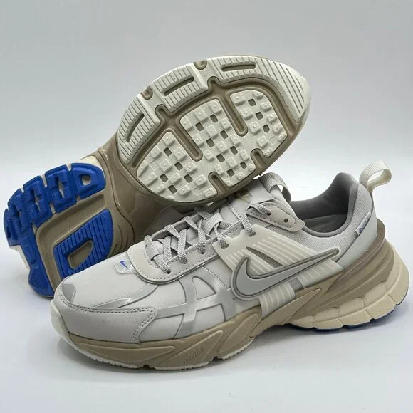 【新品・未使用】PAGE UNE 03 / 04 Women's Nike V2K Run Gore-Tex Shoes - Light Iron Ore FZ2622
